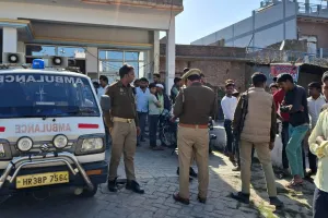 संभल : प्रसव के दौरान दो जुड़वां बच्चों और प्रसूता की मौत, हंगामा