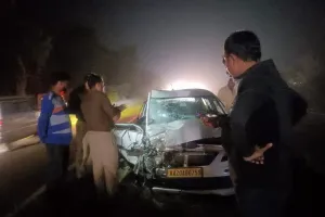 शाहजहांपुर: सांड़ को बचाने के चक्कर में हाईवे पर कारों की भिड़ंत, चार घायल