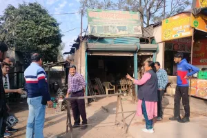 नाले में कूड़ा फेंकने वाले पांच दुकानदारों का चालान        