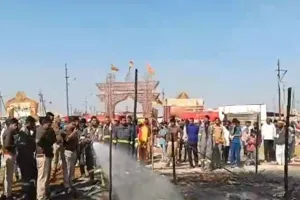  महाकुंभ मेले में फिर लगी आग, मची अफरातफरी, 4 टेंट जलकर खाक, फायर ब्रिगेड ने पाया काबू