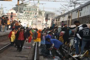 Lucknow Station: चारबाग रेलवे स्टेशन पर श्रद्धालुओं की भारी भीड़, प्लेटफार्म से लेकर सीढ़ियों तक सब फुल, रेलवे ट्रैक पर भी सैकड़ों यात्री
