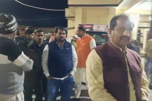 Bareilly: शिकायत करने गए युवक को ही पुलिस ने हिरासत में लिया, विधायक ने समर्थकों के साथ घेरा थाना