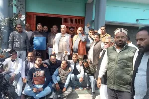 प्रीपेड मीटर का विरोध, ठेकेदार और अधिकारी मौके से फरार    