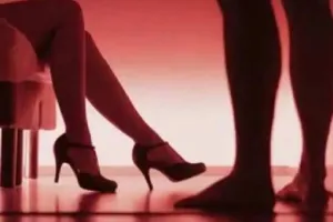 Bareilly: मनौना के होटल में गंदा काम, आपत्तिजनक हालत में मिलीं 2 लड़कियां और 3 लड़के