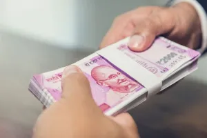 लखीमपुर खीरी:  50 हजार का लोन लेने पर थमाया 6 लाख का नोटिस, बैंक शाखा प्रबंधक और अन्य कर्मचारी फंसे