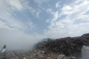 ट्रंचिंग ग्राउंड में भड़की आग, दिनभर उठता रहा जहरीला धुआं