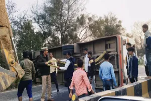 बदायूं: हाईवे पर मथुरा डिपो की रोडवेज बस पलटने से अफरा-तफरी, दो घायल