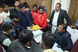 MJPRU में लगे मुर्दाबाद के नारे, गलत पेपर मामले में विद्यार्थी परिषद ने किया घेराव, बोले- परीक्षा नियंत्रक इस्तीफा दो