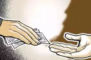 Bareilly: बैंक में रिश्वत मांगने का वीडियो वायरल, महिलाओं ने एसडीएम से की शिकायत