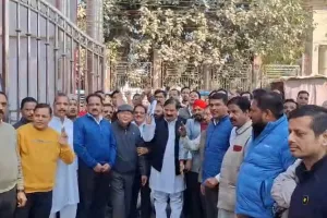 शाहजहांपुर: खराब सड़कें और शौचालयों में गंदगी पर विफरे व्यापारी, किया प्रदर्शन 