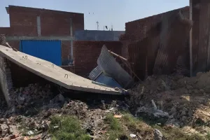 बरेली: अंदर सो रहा था परिवार...कब्जा करने आए दबंगों ने बुलडोजर से ढहा दिया मकान