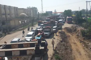 कासगंज: नदरई रेलवे पुल के गाटर में ट्रॉला फंसने से एक घंटे सड़क जाम