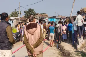 पीलीभीत: घूरे से उठी चिंगारी से लगी आग, एक-एक कर चार आशियाने खाक