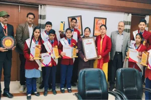 लखीमपुर खीरी: हिंदी ओलंपियाड में अजमानी के बच्चों ने बनाया कीर्तिमान, डीएम ने की सराहना