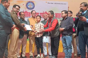 कासगंज: प्रतिभाओं का किया को स्मृति चिन्ह और प्रशस्ति पत्र देकर किया सम्मानित