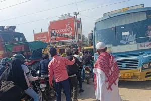 कासगंज: ट्रेन की हो रही थी शंटिंग, खुला रह गया फाटक तो मची अफरा-तफरी