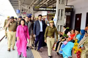 लखीमपुर खीरी: नई दिल्ली स्टेशन पर हादसे के बाद अलर्ट, डीएम पहुंचीं रेलवे स्टेशन और बस अड्डा