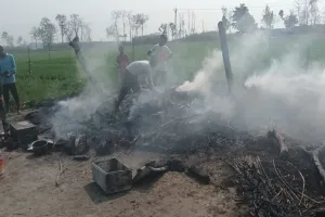 लखीमपुर खीरी: आग से जलकर राख हुआ गरीब मजदूर का आशियाना