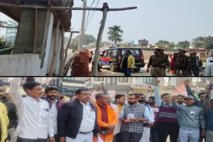 शाहजहांपुर: धार्मिक स्थल पर अवैध निर्माण पर भड़के विश्व हिंदू परिषद के कार्यकर्ता, किया प्रदर्शन