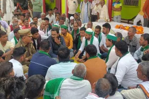 कासगंज : मटर मंडी में किसान के साथ मारपीट की घटना ने पकड़ा तूल, भाकियू टिकैत ने की पंचायत