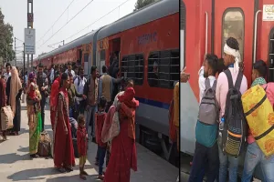 शाहजहांपुर: त्रिवेणी एक्सप्रेस में दरवाजा न खोलने पर यात्रियों की नोकझोंक