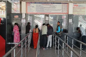 शाहजहांपुर: होली पर ट्रेनों में कन्फर्म टिकट मिलना टेढ़ी खीर, स्पेशल ट्रेनों की घोषणा का इंतजार