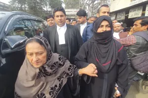 रामपुर: शत्रु संपत्ति मामले में आजम की पत्नी तंजीन, बेटे अदीब और बहन निगहत का कोर्ट में सरेंडर