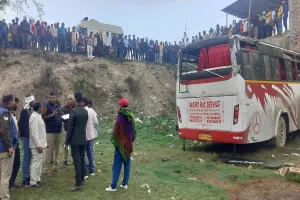 बदायूं: पेड़ से टकराकर खंती में पलटी बारातियों से भरी बस, 20 घायल