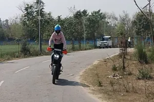 शाहजहांपुर: स्टंटबाजी पड़ी महंगी...वीडियो वायरल हुआ तो तीन पर लगाया जुर्माना