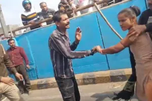 Bareilly: रोडवेज बस ड्राइवर ने ये क्या कर दिया? महिला ने दौड़ा-दौड़ाकर डंडे से पीटा...बरसाईं चप्पल