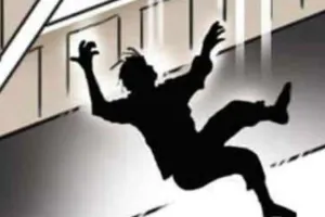 कासगंज में पतंग उड़ाते समय हादसा: बंदरों से बचने के चक्कर में छत से गिरा लड़का, मौत