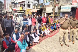 पीलीभीत: धरने के तीन घंटे बाद भी नहीं आए अफसर, हिंदू महासभा के कार्यकर्ताओं ने लगाया जाम