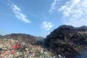 जलसंकट से जूझ रहा शहर, ट्रंचिंग ग्राउंड पर बहाया लाखों लीटर पानी