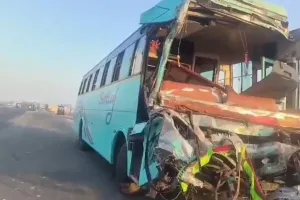 कानपुर हाईवे पर इटावा में यात्रियों से भरी बस ट्रक से टकराई...हादसे के बाद मची अफरातफरी, ड्राइवर समेत 40 यात्री घायल