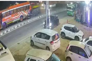 Fatehpur Accident: खड़ी बस में पीछे से क्रूजर ने मारी टक्कर...एक महिला की मौत व चार घायल, हादसा CCTV में कैद