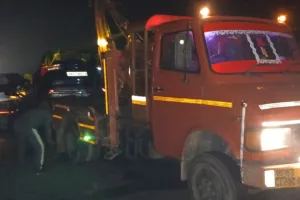 आगरा लखनऊ एक्सप्रेस-वे पर कन्नौज में कार आगे चल रहे ट्रक में घुसी: हादसे के बाद मची चीख-पुकार, दो की मौत व एक घायल