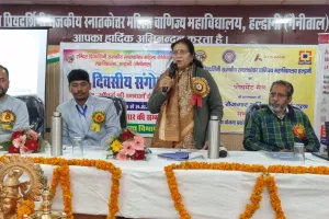 छात्राओं को स्टार्टअप इंडिया, मुद्रा लोन, महिला उद्यमिता योजनाओं की दी जानकारी