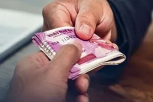 जालौन में एंटी करप्शन टीम ने PWD कार्यालय में मारा छापा: बाबू को रंगेहाथ रिश्वत लेते किया गिरफ्तार, इसके नाम पर मांगी थी रकम...