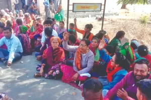 मुकदमे थोपने के बावजूद धरने पर डटे रहे ग्रामीण 