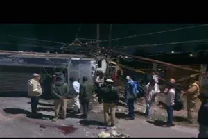 Jhansi News: झांसी में सवारियों से भरी बस पलटी, कई यात्री हुए घायल