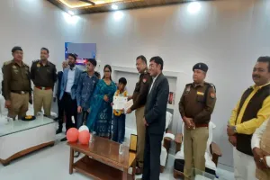 KBC: 'कौन बनेगा करोड़पति' के हॉट सीट पर बैठ आरव ने बढ़ाया बहराइच का मान, एसपी ने किया सम्मानित