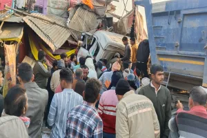 गोंडा में भीषण सड़क हादसा: आपस में भिड़ीं चार गाड़ियां, घर में घुसा डंपर, चालक की मौत, जानें कैसे हुआ हादसा