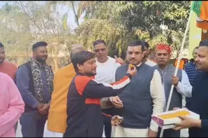 दिल्ली में भाजपा ने लहराया परचम तो बहराइच में भी मना जश्न, सांसद के आवास पर पार्टी कार्यकर्ताओं और पदाधिकारियों ने की आतिशबाजी