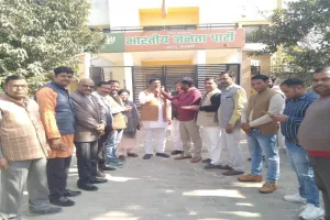 बाराबंकी: ऐतिहासिक जीत पर भाजपाइयों ने मनाया जश्न, मिठाई खिलाकर एक दूसरे को दी बधाई