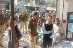 बाराबंकी में चला अवैध निर्माण पर प्रशासन का चाबुक, रेलवे स्टेशन मार्ग पर अब नहीं लगेगा बाजार, नपाप व पुलिस टीम ने दी चेतावनी