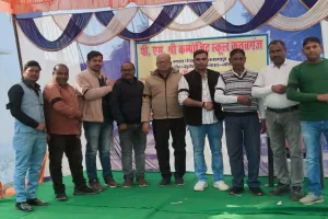 गोंडा: सांकेतिक हड़ताल पर रहे शिक्षक, काली पट्टी बांध किया एनपीएस का विरोध