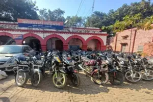 लखनऊ पुलिस ने वाहन चोर गिरोह के चार सदस्यों को किया गिरफ्तार, 43 बाइक बरामद