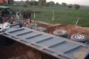 गुजरात के बनासकांठा में भीषण सड़क हादसा, मजदूरों पर पलटा ट्रक, एक बच्चे और तीन महिलाओं की मौत