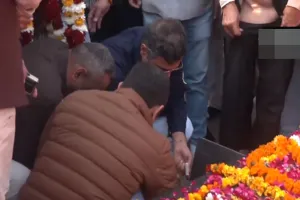 पैतृक गांव पहुंचे प्रवेश वर्मा, पिता की समाधि पर अर्पित की पुष्पांजलि, कहा- यमुना नदी तट का पुनरुद्धार सर्वोच्च प्राथमिकता 