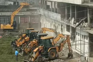 Bulldozer Action: कुशीनगर में मस्जिद पर चला बुलडोजर, प्रशासन ने तीन बार भेजा नोटिस, फिर भी नहीं मिला सही जवाब 